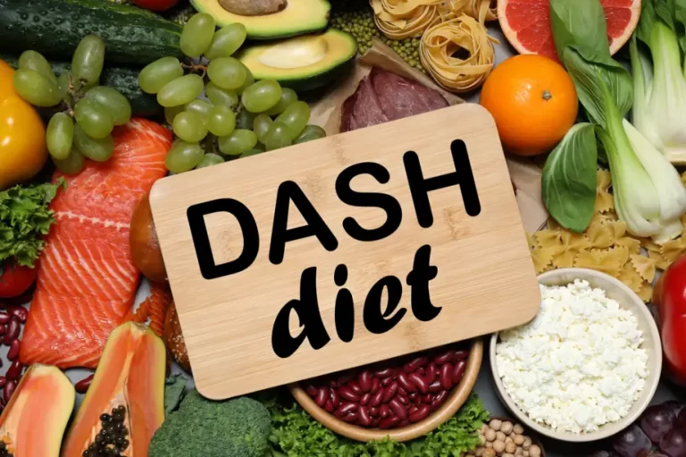 שלט עם כיתוב דיאטת דש ומבחר מזונות בריאים המתאימים לתזונת DASH