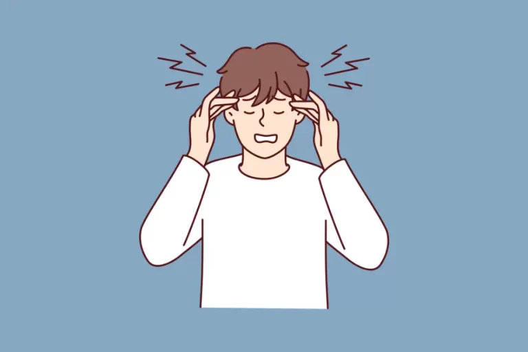 בחור צעיר תופס את הראש בגלל התקף סחרחורת