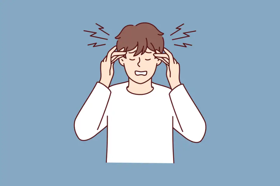 בחור צעיר תופס את הראש בגלל התקף סחרחורת