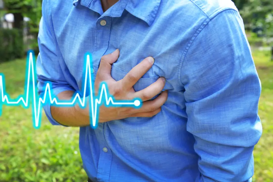 גבר אוחז בחזהו – המחשה חזותית לתסמינים אופייניים להתקף לב