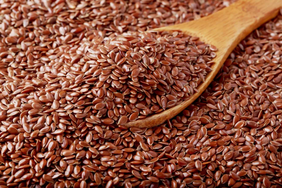 זרעי פשתן בריאים ועוצמתיים בתפזורת ובכף עץ גדולה