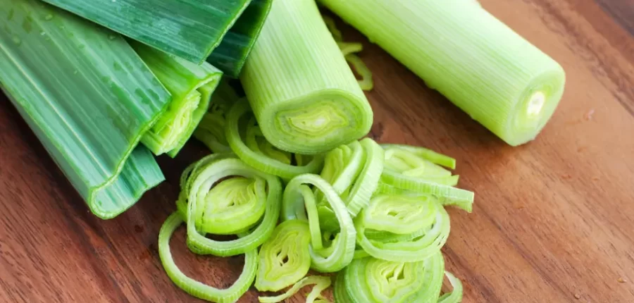 כרישה טרייה עשירה בערכים תזונתיים מונחת על שולחן עץ