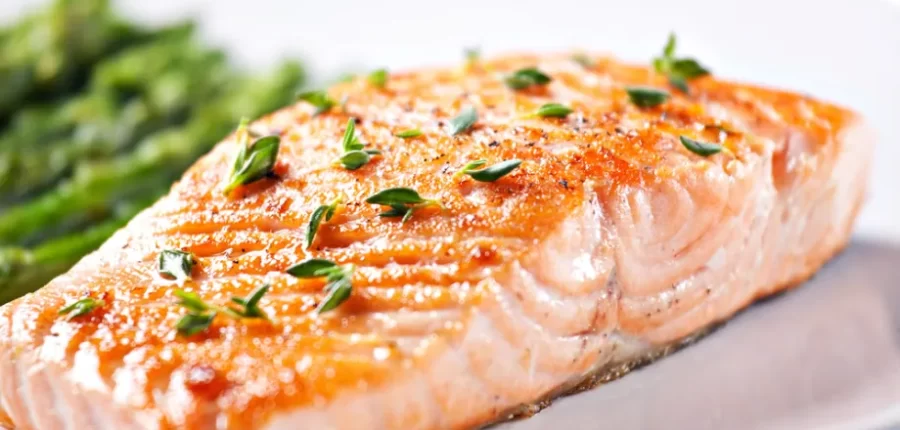סלמון אפוי מוגש בצלחת – דג עשיר בערכים ובאומגה 3